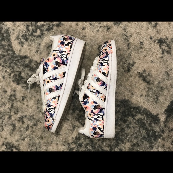 Adidas girls floral superstar - Picture 3 of 4